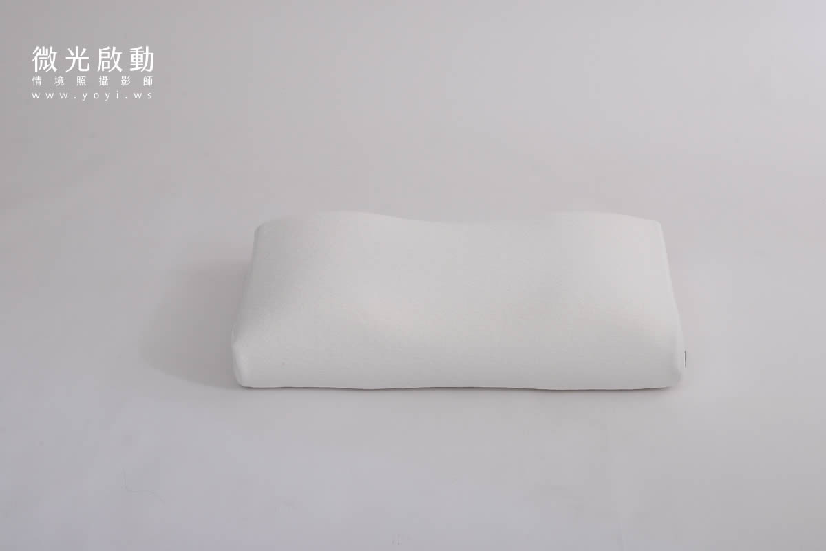 寢具攝影專案。特寫拍攝淺綠色棉被的邊緣，展示其做工的細膩與質感。標示商品攝影、專業攝影。