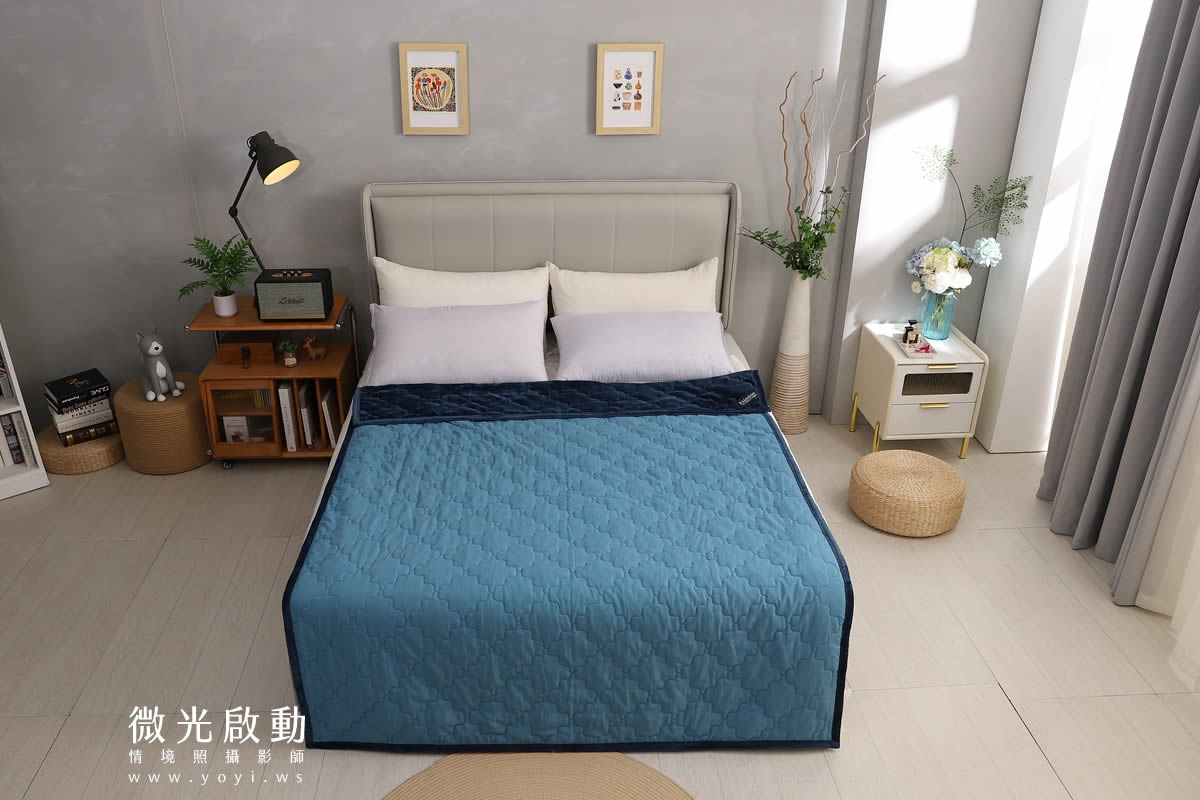 灰色調現代風臥室，藍色絎縫毯，搭配白色床單與枕頭，營造沉穩放鬆氛圍