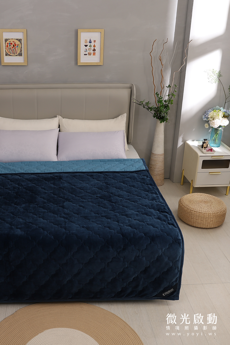 日系簡約風格臥室佈置，木質床頭櫃與邊桌，營造清新自然的生活感