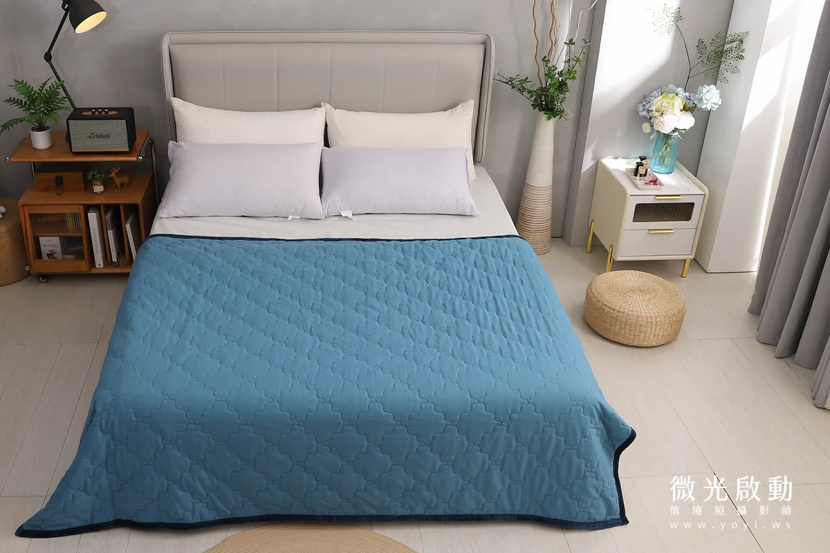 男性模特兒躺臥於床上，閱讀書籍，展現寢具的舒適性與放鬆感