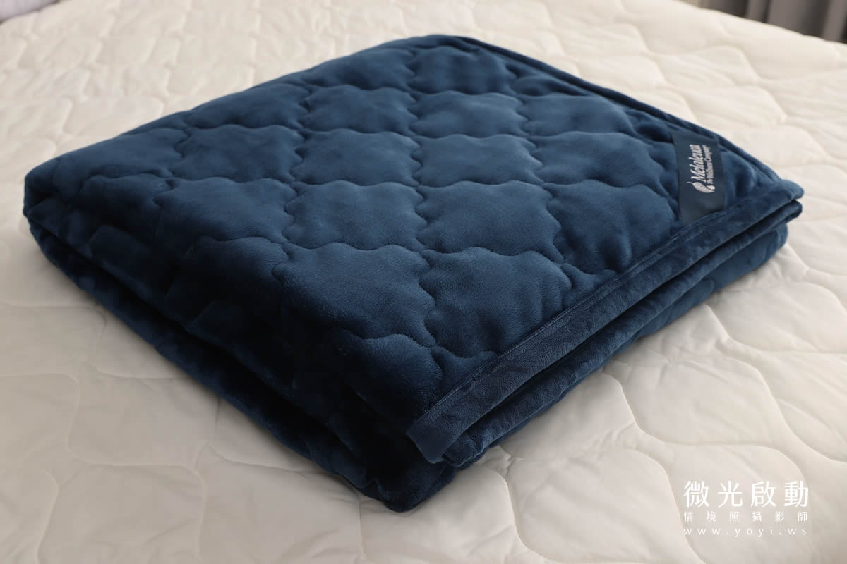 女性模特兒俯臥於床上，展示產品細節，適合床墊與寢具的情境式拍攝