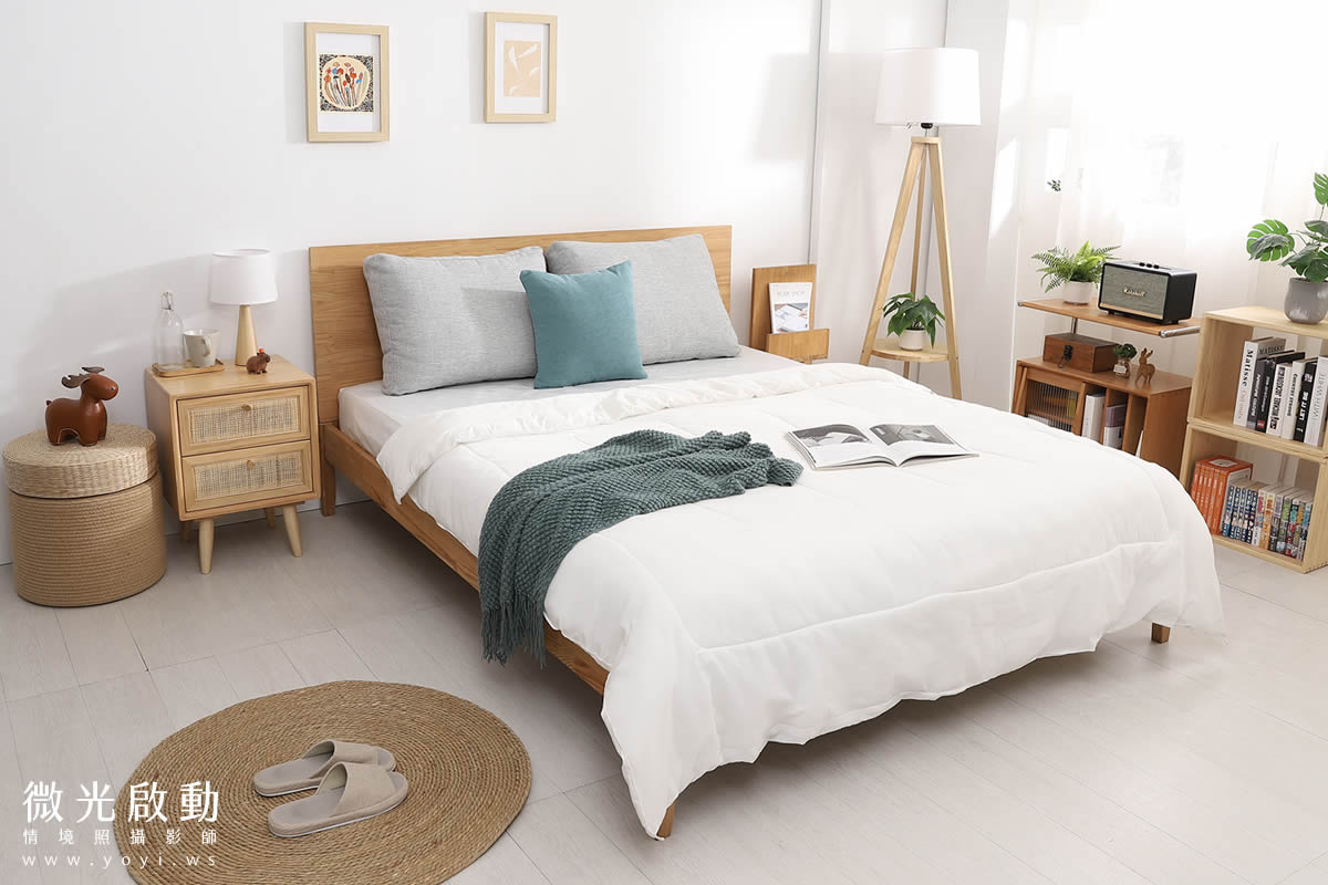 現代風臥室佈置，北歐風木質床架搭配白色床單，專業床墊商品攝影