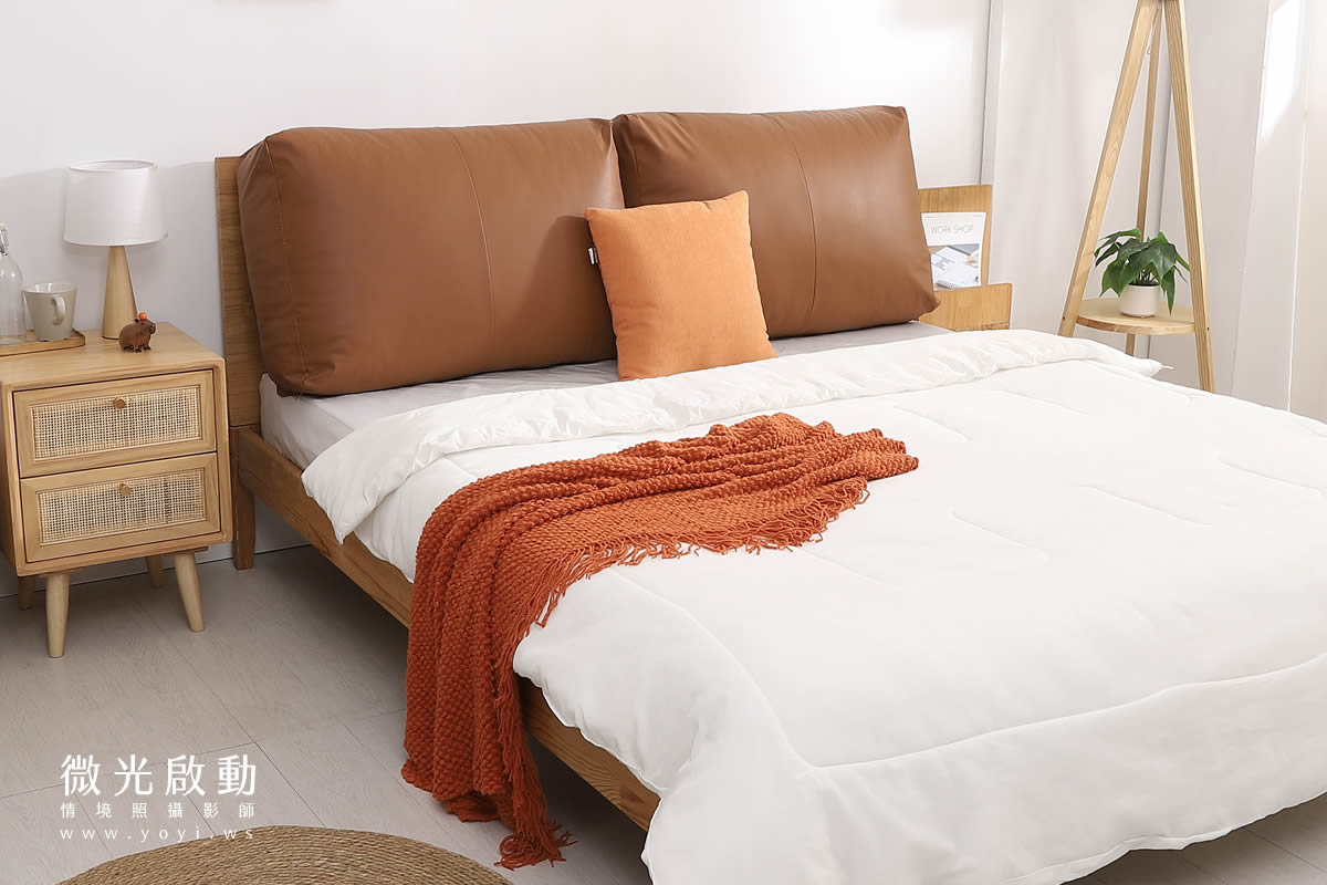 年輕女性在明亮臥室放鬆，展現生活美學，床墊與寢具情境攝影，營造放鬆氛圍